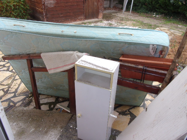 débarras d'un matelas dans un vide sanitaire sur Toulon