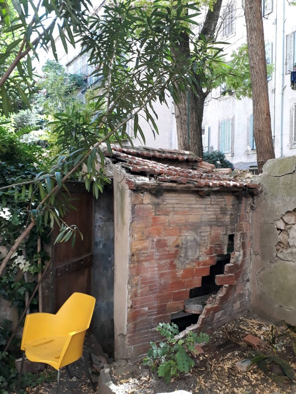 Debarras de gravat avec petite démolition d'un cabanon dans un jardinet par des professionnels sur Marseille