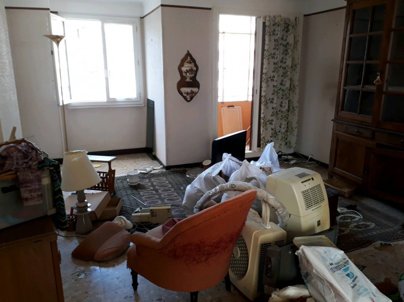 Avant Debarras d'encombrants dans une maison avec étage et garage dans un quartier résidentiel la Pointe Rouge a Marseille